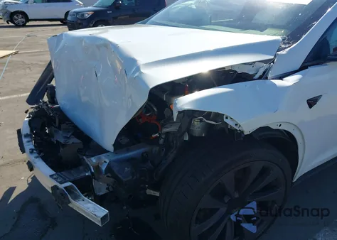 2022 Tesla Model X Plaid Tri Motor All-Wheel Drive z USA, uszkodzony, nr VIN 7SAXCBE68NF332875